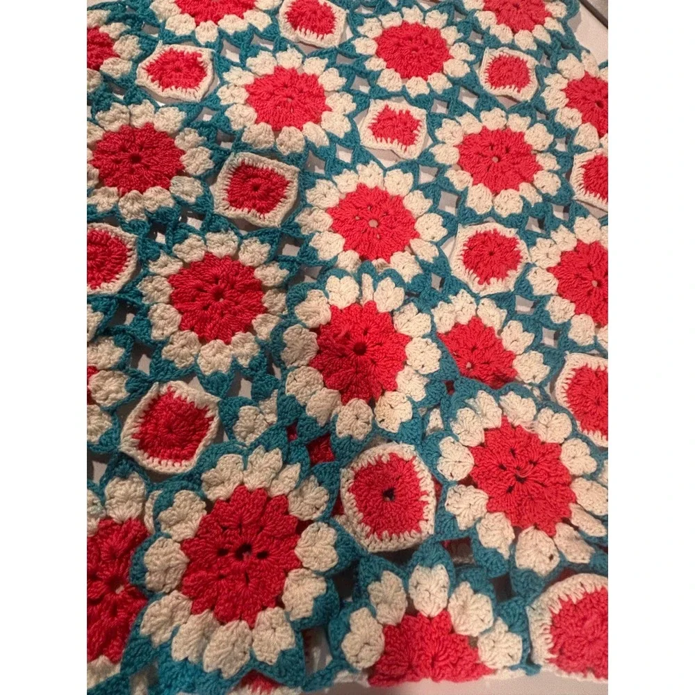 Vintage Handmade Crochet Floral Table Topper Retro Daisy 19.5 X 15.5